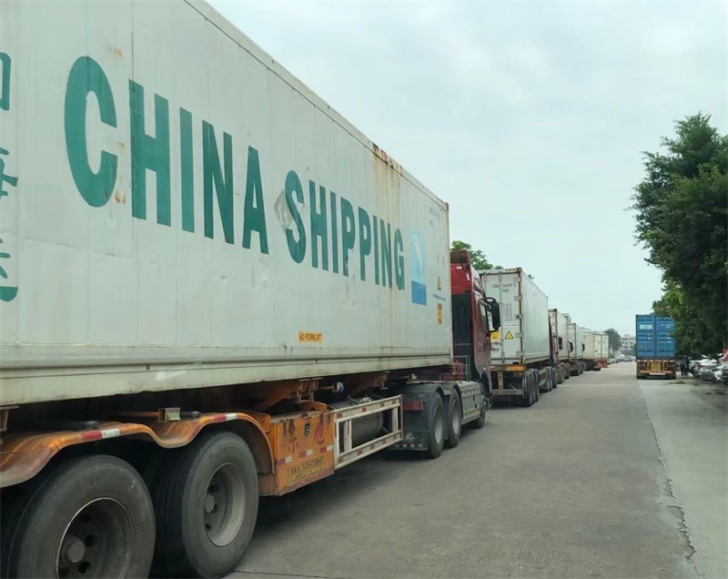 物流車排隊(duì)入園